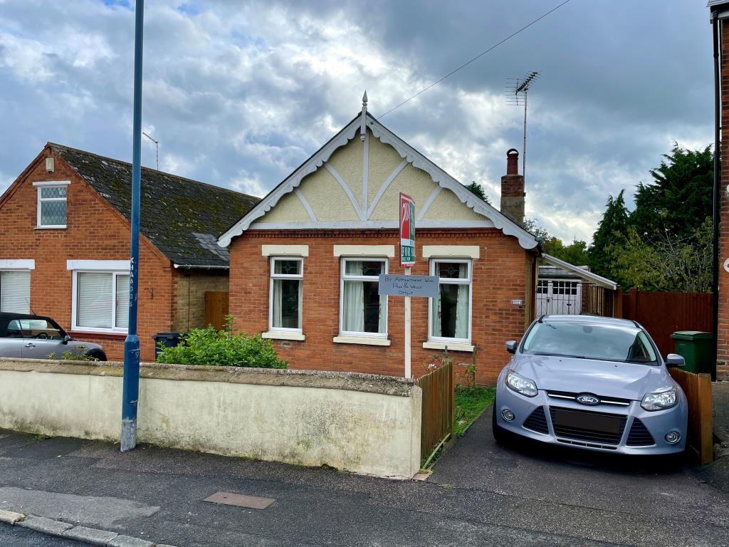 Lot: 41 - DETACHED BUNGALOW WITH LARGE GARDEN - Detached bungalow